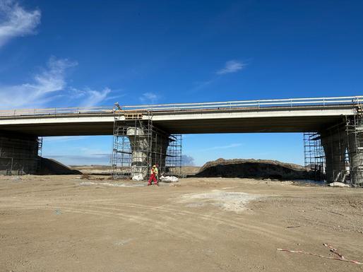 FOTO A fost turnat primul strat de asfalt pe Podul de la Brăila, "Golden Gate-ul" României, care va fi unul dintre cele mai mari din Europa