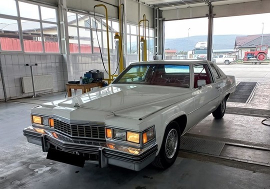 FOTO O emblemă a automobilelor americane, la RAR: Cadillac Coupe DeVille 1977