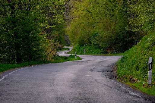 România avea, la finalul anului trecut, 949 km de autostrăzi și 23.727 km de drumuri pietruite și de pământ