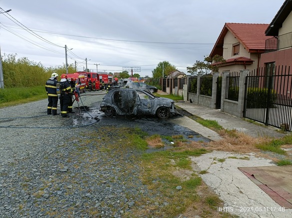VIDEO&FOTO Un autoturism Dacia Spring a ars complet, după ce a început să scoată zgomote