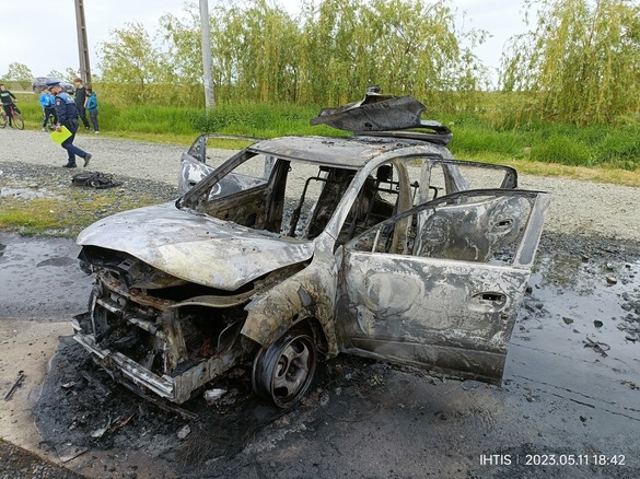 VIDEO&FOTO Un autoturism Dacia Spring a ars complet, după ce a început să scoată zgomote