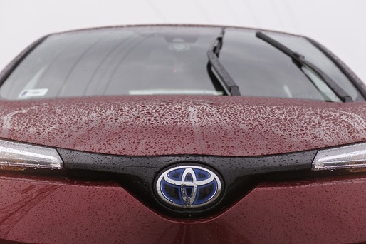 Toyota a făcut o descoperire care îi permite reducerea la jumătate a greutății, dimensiunii și costului bateriilor pentru vehicule electrice