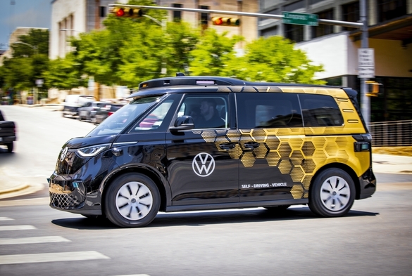 FOTO Volkswagen lansează în teste prima flotă de mașini autonome ID.Buzz