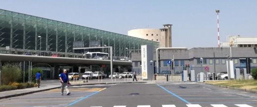 Incendiu pe aeroportul din Catania, zborurile sunt suspendate până miercuri