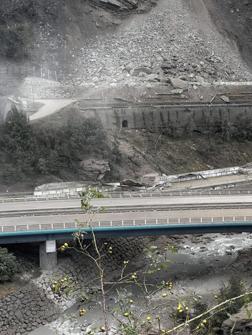 VIDEO Circulația trenurilor între Franța și Italia a fost întreruptă, din cauza unei alunecări masive de pietre în Savoia