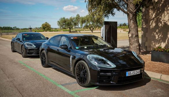 FOTO Ultimele teste pentru noul Porsche Panamera. Va avea un nou motor PHEV cu o baterie cât cea de pe Dacia Spring