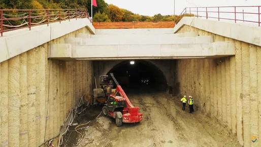 VIDEO Primii 25 de metri din primul tunel forat pe o autostradă românească