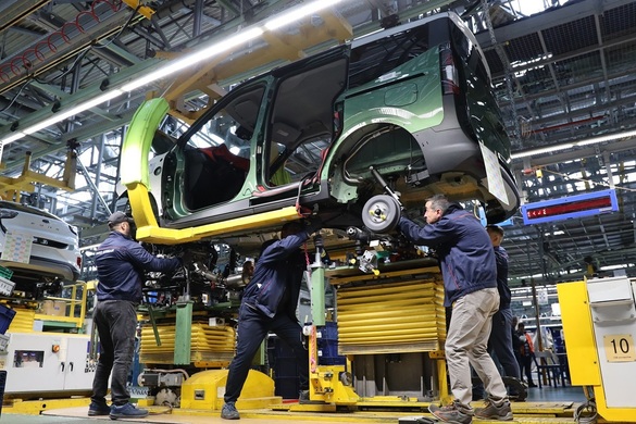VIDEO&FOTO Ford Otosan țintește o producție record cu noul Courier fabricat la Craiova. Industria auto din România a ajuns la șapte modele diferite fabricate simultan. Ciolacu, la volan