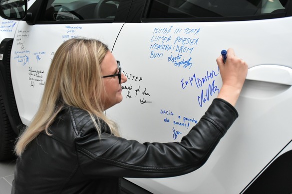 FOTO Dacia se pregătește să trimită Duster 2 în istorie. Un exemplar în variantă Extreme cu semnăturile angajaților va pleca în turneu prin Europa