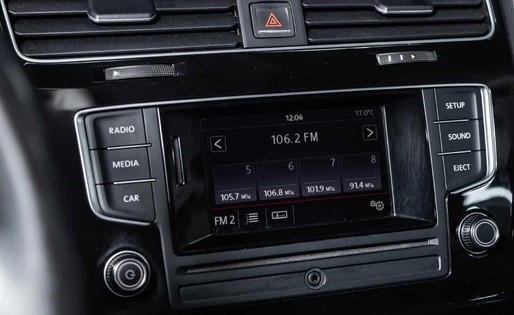 Industria auto ar putea cheltui miliarde de euro pentru a păstra radioul AM/FM în mașină
