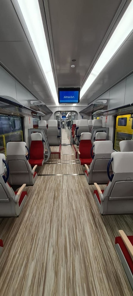 FOTO Primul tren electric produs de Alstom în Polonia pentru a fi livrat României a intrat în țară