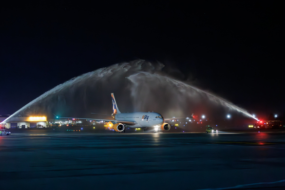 FOTO Primul Airbus A330 înregistrat în România a aterizat. Salut cu tunuri de apă