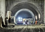 FOTO Imagini spectaculoase cu primul tunel săpat în stâncă de pe o autostradă din România. Se lucrează 24 de ore din 24