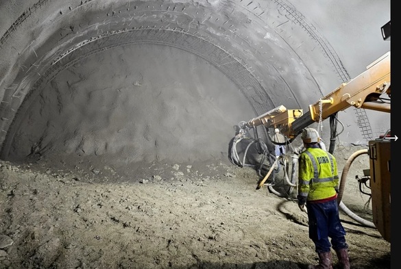FOTO Imagini spectaculoase cu primul tunel săpat în stâncă de pe o autostradă din România. Se lucrează 24 de ore din 24