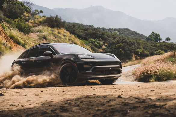 FOTO & VIDEO Porsche testează noul Macan electric înainte de lansare, pe pietriș, zăpadă și gheață. Va avea baterie de 100 kWh și un sistem inovator de încărcare rapidă