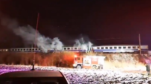 VIDEO Incendiu la un tren în Bistrița, zeci de călători evacuați