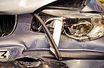 FOTO Accident spectaculos în Ploiești: Un autoturism a fost proiectat în vitrina unei patiserii