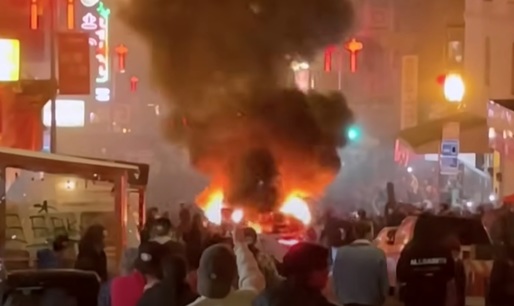 VIDEO Locuitorii din San Francisco au început să se opună mașinilor autonome. Un „robotaxi” a fost incendiat de o mulțime furioasă