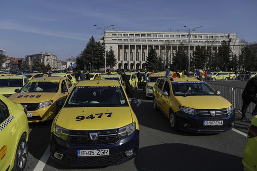 GALERIE FOTO Sute de taximetriști au protestat la București. Șoferii doresc să poată folosi mașini mai vechi și limitarea numărului de „Bolt-uri”