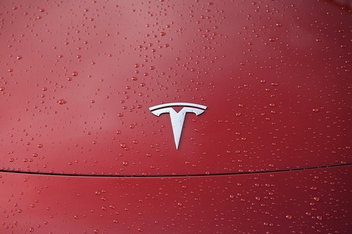 Tesla, obligată să plătească 42 de milioane de dolari unui motociclist accidentat de un camion Ford deținut de companie
