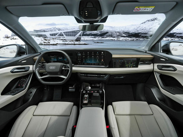 FOTO Amânat o vreme, Audi a lansat în premieră mondială Q6 e-tron, primul automobil electric dezvoltat pe platforma PPE