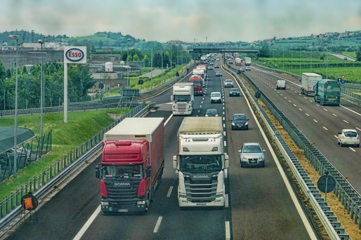 Deputații europeni dau undă verde pentru reducerea emisiilor provenite de la camioane și autobuze