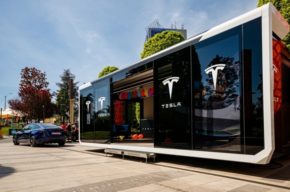 FOTO Tesla a deschis primul său magazin Pop-Up din România