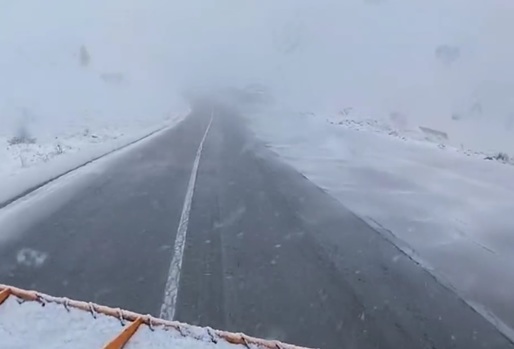 VIDEO Ninge pe Transalpina. Apel al drumarilor către șoferi