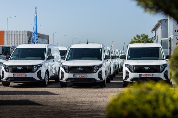 FOTO Digi și-a comandat o întreagă flotă de Ford Transit Courier, produs la Craiova. A primit deja aproape 40 de mașini