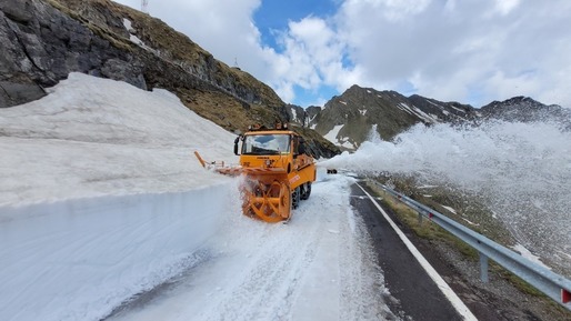 VIDEO Deszăpezire în zona cea mai dificilă de pe Transfăgărășan. Zăpadă înaltă de peste 4 metri 