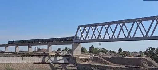 VIDEO Tren în teste pe podul de la Grădiștea. După aproape 20 de ani, trenurile vor reveni pe linia clasică dintre București și Giurgiu