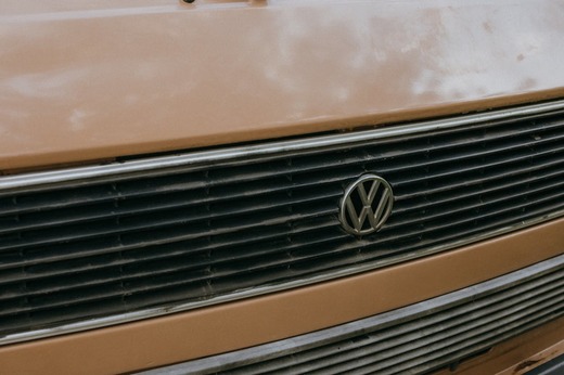Volkswagen renunță la o serie de contracte colective de muncă, în timp ce conflictul cu sindicatele se intensifică