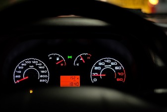 FOTO ANUNȚ Șoferii își pot înlocui becurile cu filament de la mașină cu unele LED. Ce avantaje aduc
