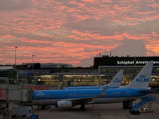 Aeroportul Schiphol anulează sute de zboruri din cauza furtunii Darragh