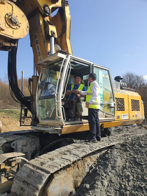 VIDEO&FOTO Italienii au adus la muncă, de 1 Mai, peste 500 muncitori la autostrada Sibiu-Pitești