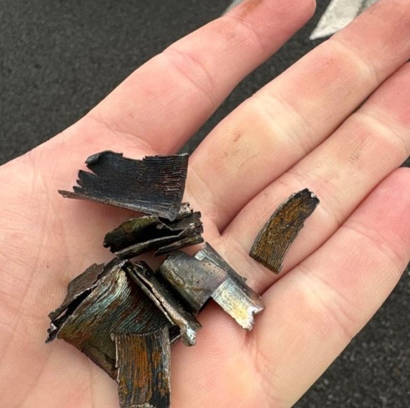 FOTO Haos pe una dintre cele mai aglomerate autostrăzi din Australia: peste 300 de mașini s-au ales cu cauciucurile deteriorate, după ce 750 de kilograme de resturi metalice ascuțite au căzut dintr-un camion
