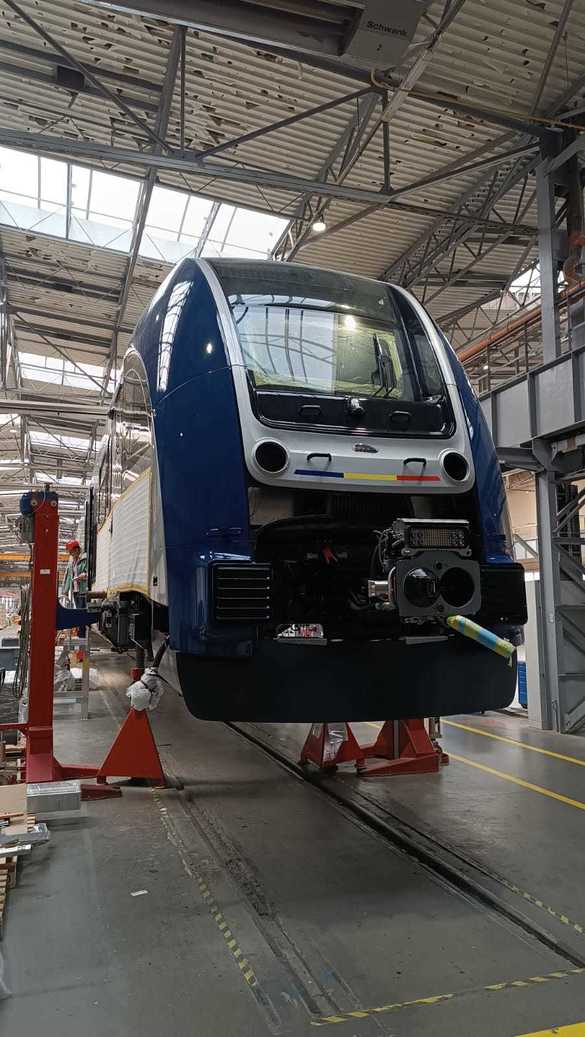 FOTO Primul tren produs de polonezi pentru România intră în țară