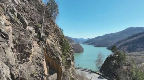 FOTO Senzori de impact instalați pe versanți la Siriu, unde au loc frecvente căderi de roci în zona DN 10
