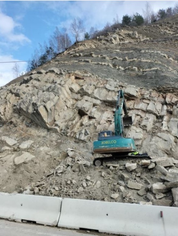 FOTO Senzori de impact instalați pe versanți la Siriu, unde au loc frecvente căderi de roci în zona DN 10