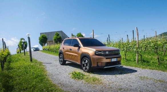FOTO Fiat Grande Panda primește motor mild-hybrid și tracțiune 4x4