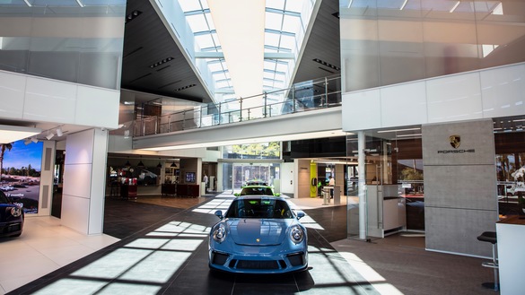 FOTO Porsche oprește investițiile în showroom-urile ultramoderne, din motive financiare