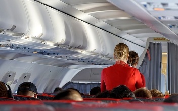 Un fals însoțitor de zbor a efectuat 120 de zboruri înainte de a fi arestat