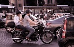 ULTIMA ORĂ Schimbări pregătite pentru motocicliști și mopede: Vor putea folosi banda specială pentru autobuze și depăși legal autovehicule sau coloane. Parcare pe trotuar, cu o condiție