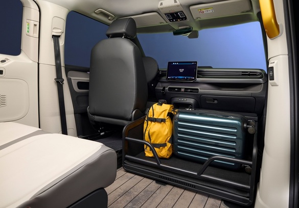 FOTO & VIDEO Volkswagen a lansat oficial primul automobil fără șofer produs în Europa. Va putea fi comandat direct din aplicație