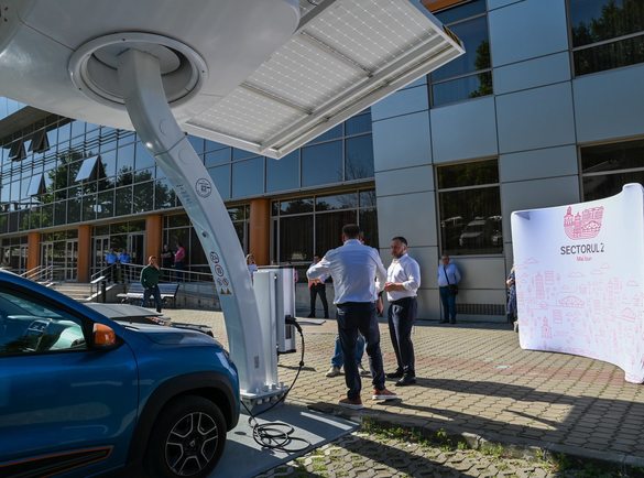 FOTO Premieră în România - Prima stație de încărcare pentru mașini electrice alimentată exclusiv cu energie solară