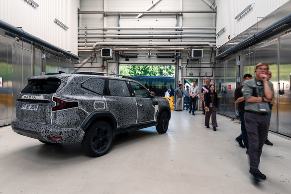 EXCLUSIV REPORTAJ Cum folosește Renault inteligența artificială pentru a-i depăși pe chinezi: 10 mașini noi pe zi, simulatoare unicat în industria auto și control prin satelit al pieselor