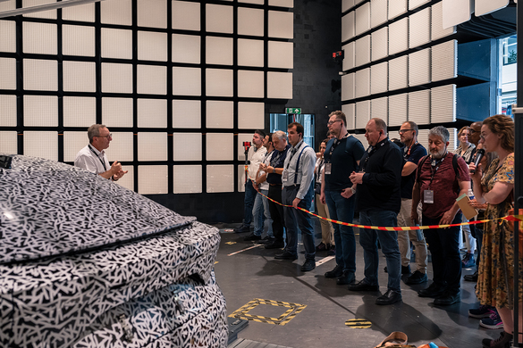 EXCLUSIV REPORTAJ Cum folosește Renault inteligența artificială pentru a-i depăși pe chinezi: 10 mașini noi pe zi, simulatoare unicat în industria auto și control prin satelit al pieselor