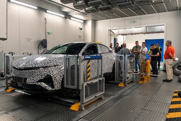 EXCLUSIV REPORTAJ Cum folosește Renault inteligența artificială pentru a-i depăși pe chinezi: 10 mașini noi pe zi, simulatoare unicat în industria auto și control prin satelit al pieselor