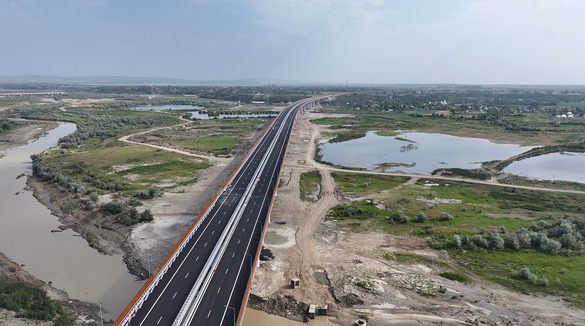 VIDEO Imagini în premieră - Umbrărescu deschide cel mai lung pod al Autostrăzii Moldovei