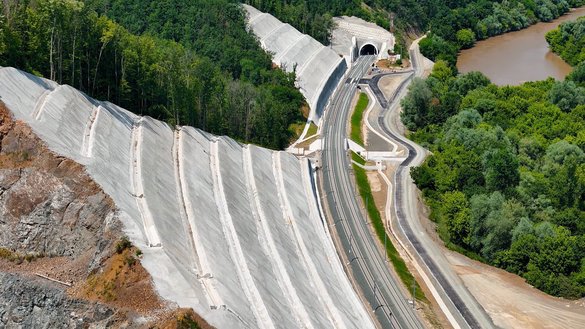 FOTO România deschide, după 8 ani, primul tunel feroviar nou. Lucrări „cu viteza trenului mărfar”